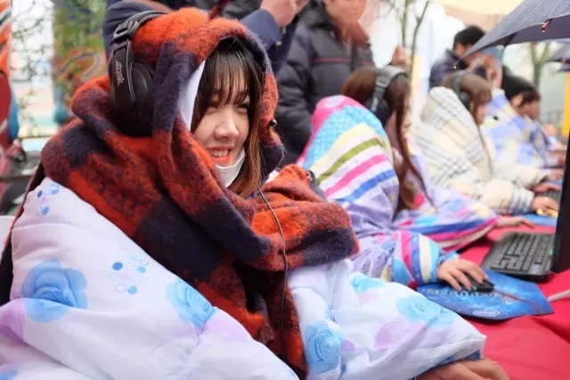杭州乐园电火星电竞注册竞比赛女神竟然裹棉被打游戏(图1)