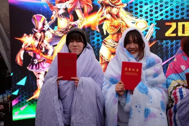 杭州乐园电火星电竞注册竞比赛女神竟然裹棉被打游戏(图3)